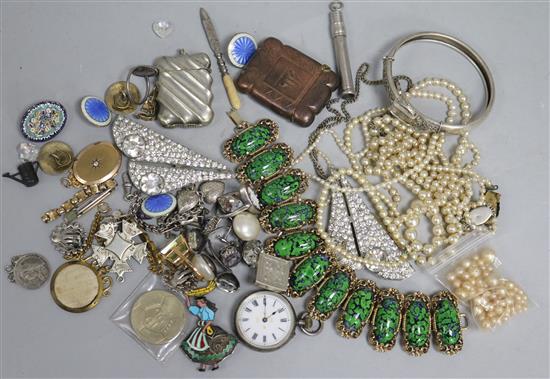 A quantity of mixed costume jewellery